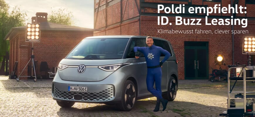 Prominenter empfiehlt das Leasing eines Volkswagen ID. Buzz, stehend neben einem silbernen Fahrzeug vor rotem Backsteingebäude mit Scheinwerfern, Text: Poldi empfiehlt: ID. Buzz Leasing – Klimabewusst fahren, clever sparen.