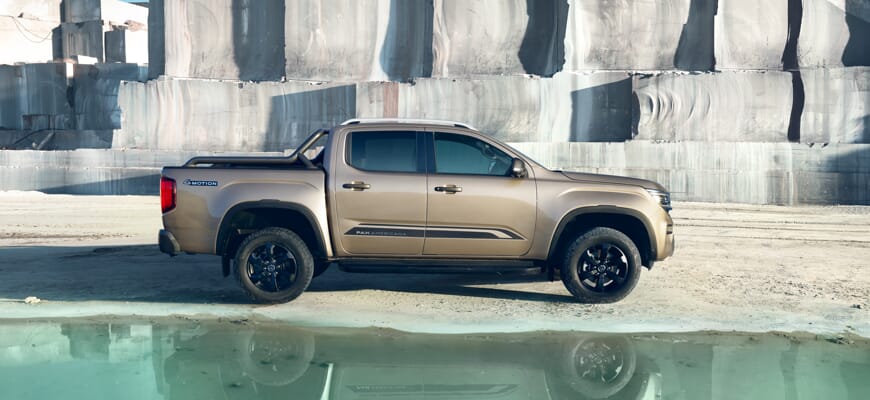 Volkswagen Amarok II (2022) PanAmericana mit Außenlackierung Bright Beige Metallic.