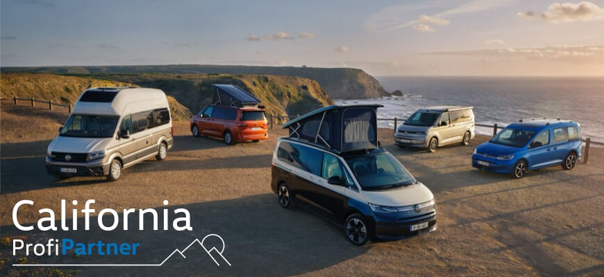 Volkswagen California Reisemobile (Caddy California, T6 Califronia und Grand California) am Strand beim Sonnenuntergang mit California ProfiPartner Logo überlagert.
