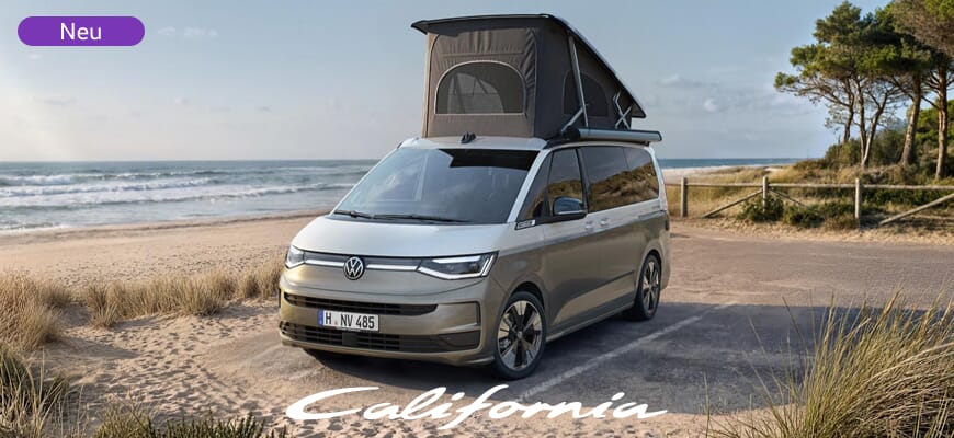 Neuer VW California Ocean Generation am Strand mit aufgeklapptem Aufstelldach und Produktlogo.