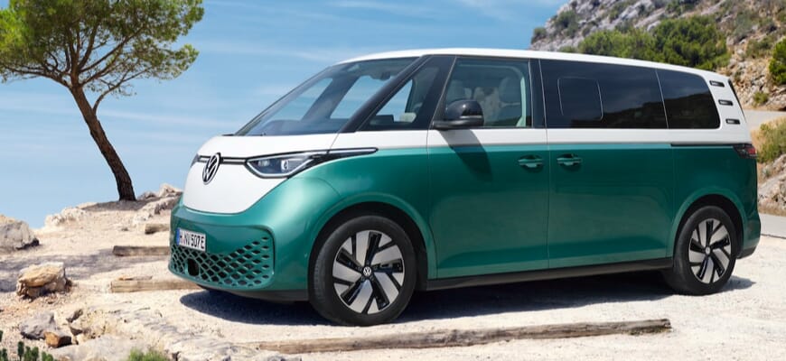 Volkswagen ID. Buzz Cargo mit Außenlackierung Uni/Metallic (zweifarbig) Candy-Weiß/ Starlight Blue Metallic und ID. Buzz Pro mit Außenlackierung Uni/Metallic (zweifarbig) Candy-Weiß/Limonengelb Metallic.