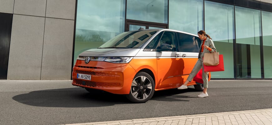 Volkswagen VW T7 (Typ ST) Multivan mit Außenlackierung Metallic (zweifarbig) Monosilber Metallic / Energetic Orange Metallic.