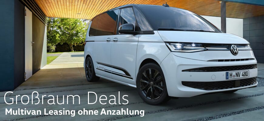 Ein weißer VW Multivan steht unter einem Carport vor einem modernen Haus. Das Fahrzeug ist schräg von vorne zu sehen, mit schwarzen Felgen und eingeschaltetem Tagfahrlicht. Im Hintergrund sind ein Garten und Bäume sichtbar. Im Bild eingeblendet steht der Text: Großraum Deals – Multivan Leasing ohne Anzahlung.