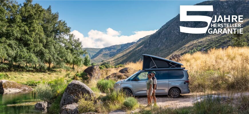 Volkswagen California mit geöffnetem Aufstelldach in einer Berglandschaft – California Herbst Aktion bei MAHAG