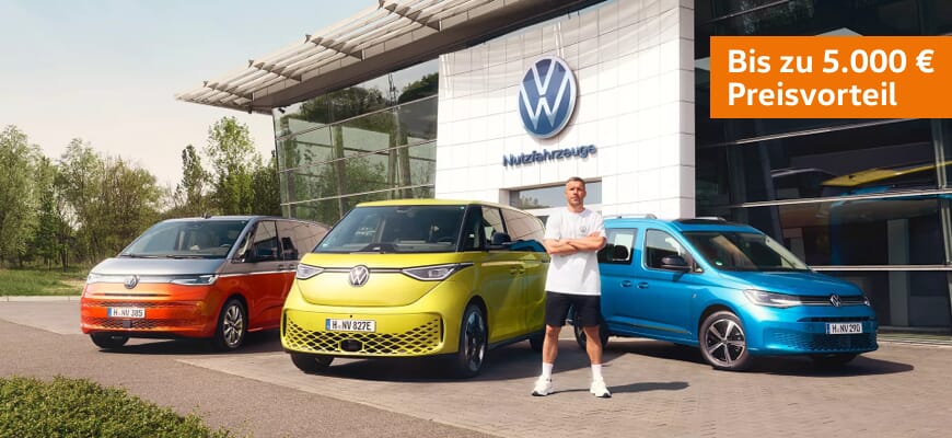 Volkswagen Energy Sondermodelle vor einem VW Autohaus: orangefarbener Multivan, gelber ID. Buzz und blauer Caddy, mit Lukas Podolski im Vordergrund und Hinweis auf bis zu 5.000 € Preisvorteil.
