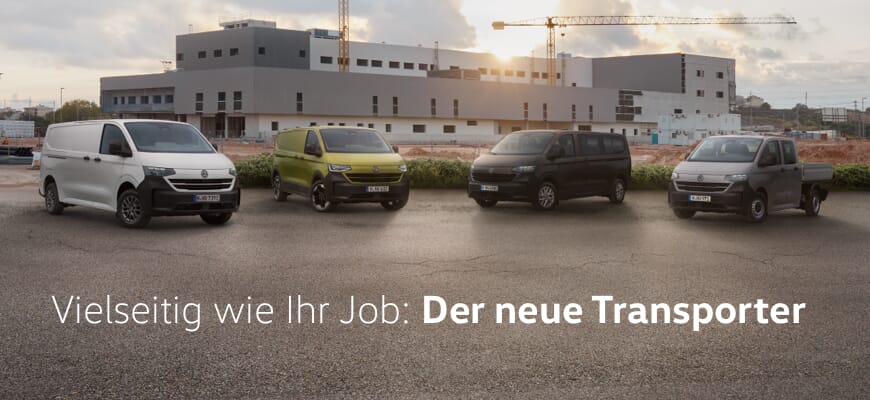 Vier Varianten des neuen Volkswagen Transporter vor einer Baustelle bei Sonnenaufgang: Kastenwagen, Kombi, Kastenwagen mit langem Radstand und Pritschenwagen. Text: Vielseitig wie Ihr Job: Der neue Transporter.