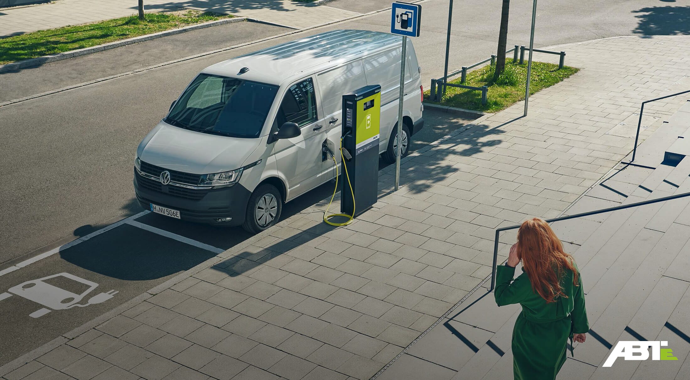 VW e-transporter in Weiß beim Laden