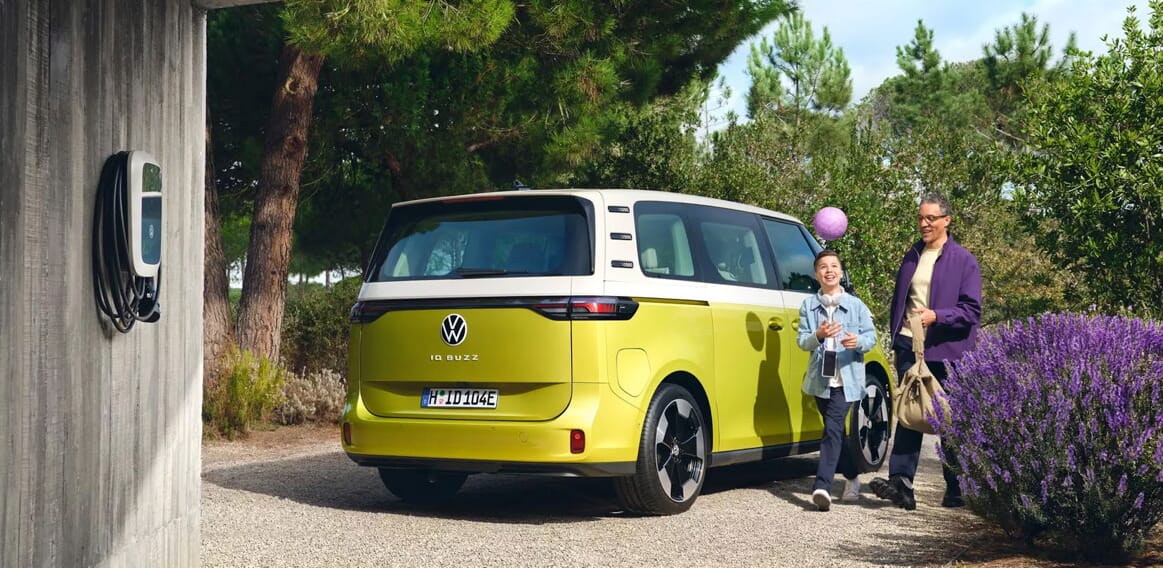 Volkswagen ID Buzz im Garten