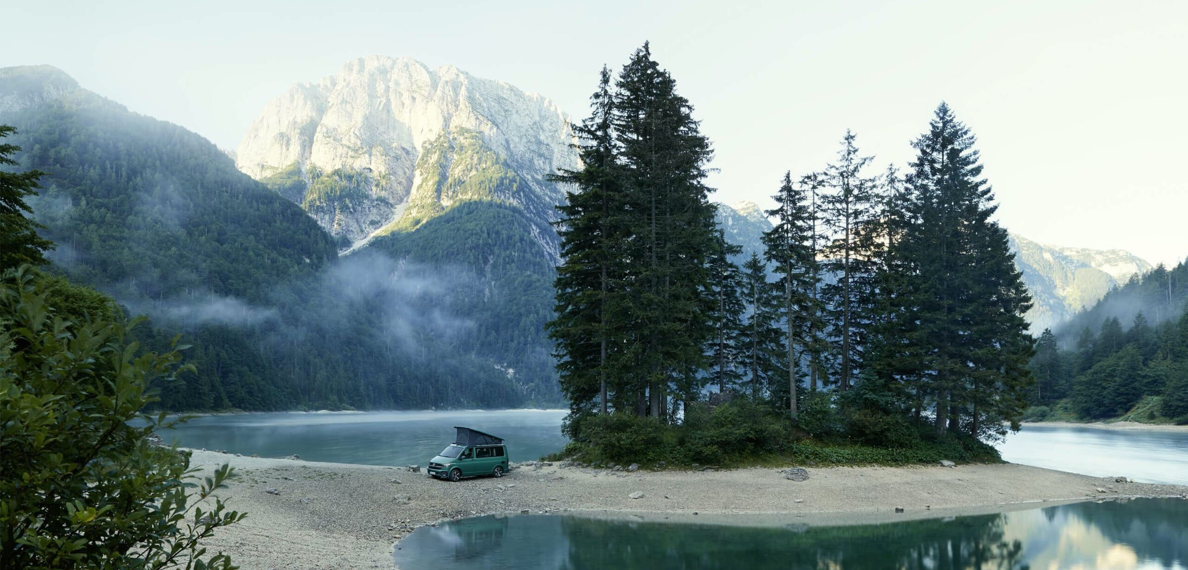 Volkswagen California Campingfahrzeug mit Alpen im Hintergrund