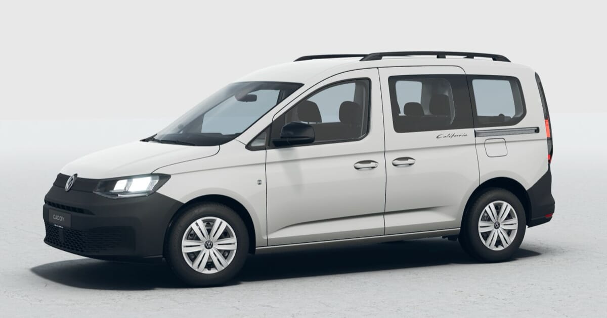 Weiße Volkswagen Caddy California mit schwarzer Front und Dachträgern, seitlich vor neutralem Hintergrund fotografiert.