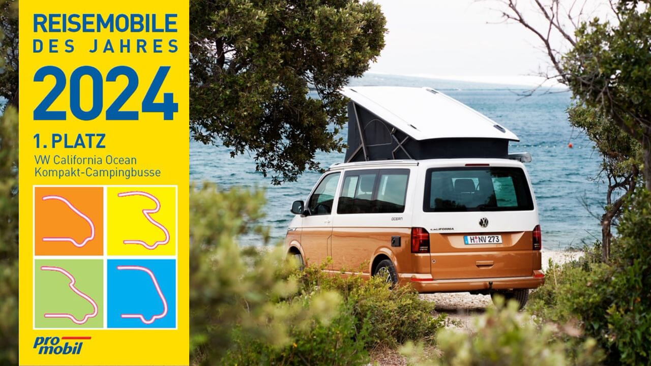 Volkswagen California Ocean in zweifarbiger Uni/Metallic-Lackierung in Candy-Weiß/Energetic Orange Metallic an einem See. Überlagert ist die Auszeichnung „Reisemobil des Jahres 2024“ in der Klasse Kompakt-Campingbusse von der Zeitschrift „Promobil“.