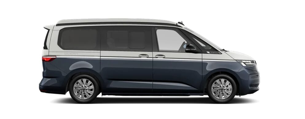 Zweifarbiger blau-weißer Volkswagen California Ocean T7 2024 mit geschlossenem Aufstelldach.