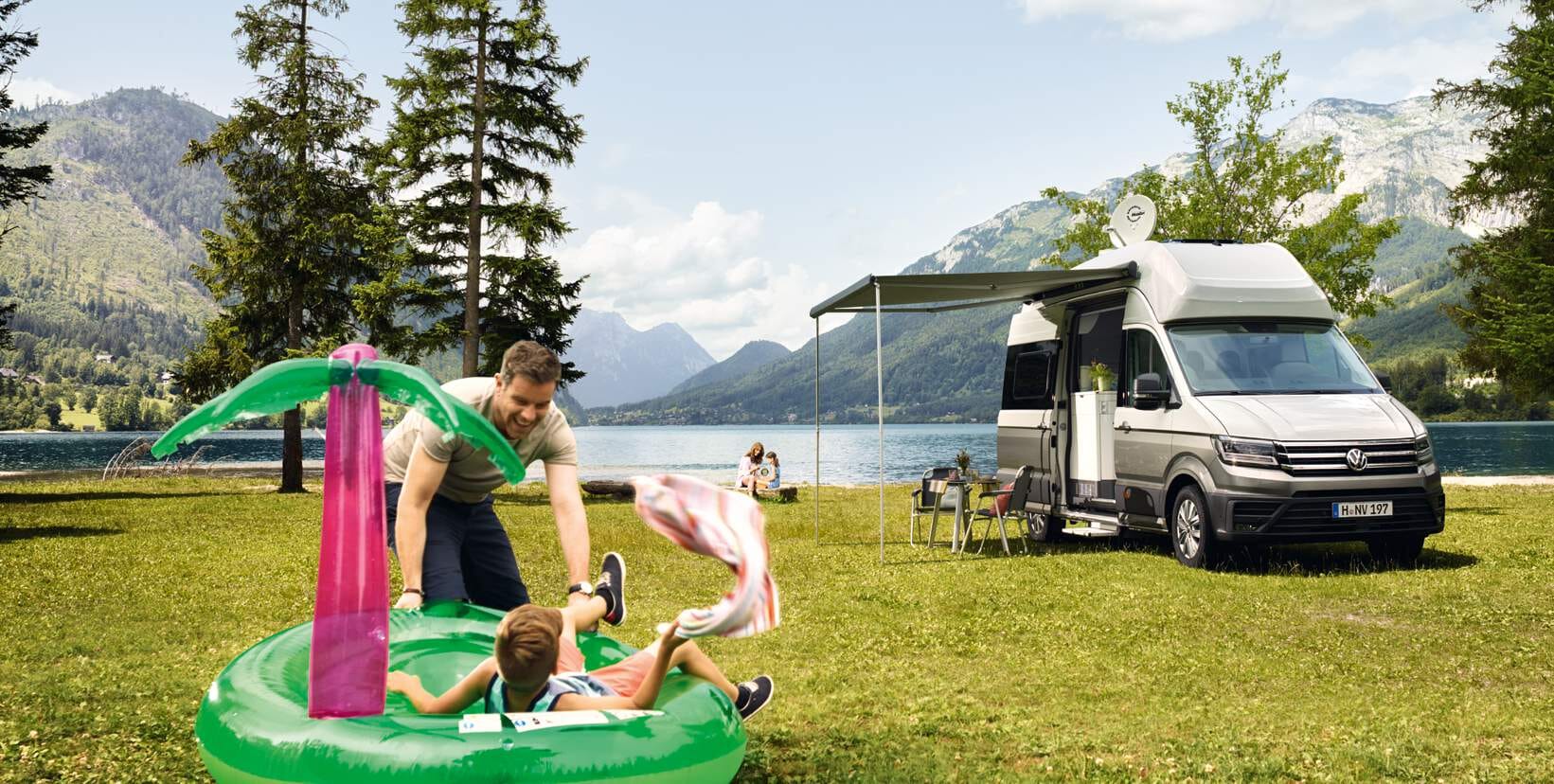 Volkswagen Grand California an einen Bergsee