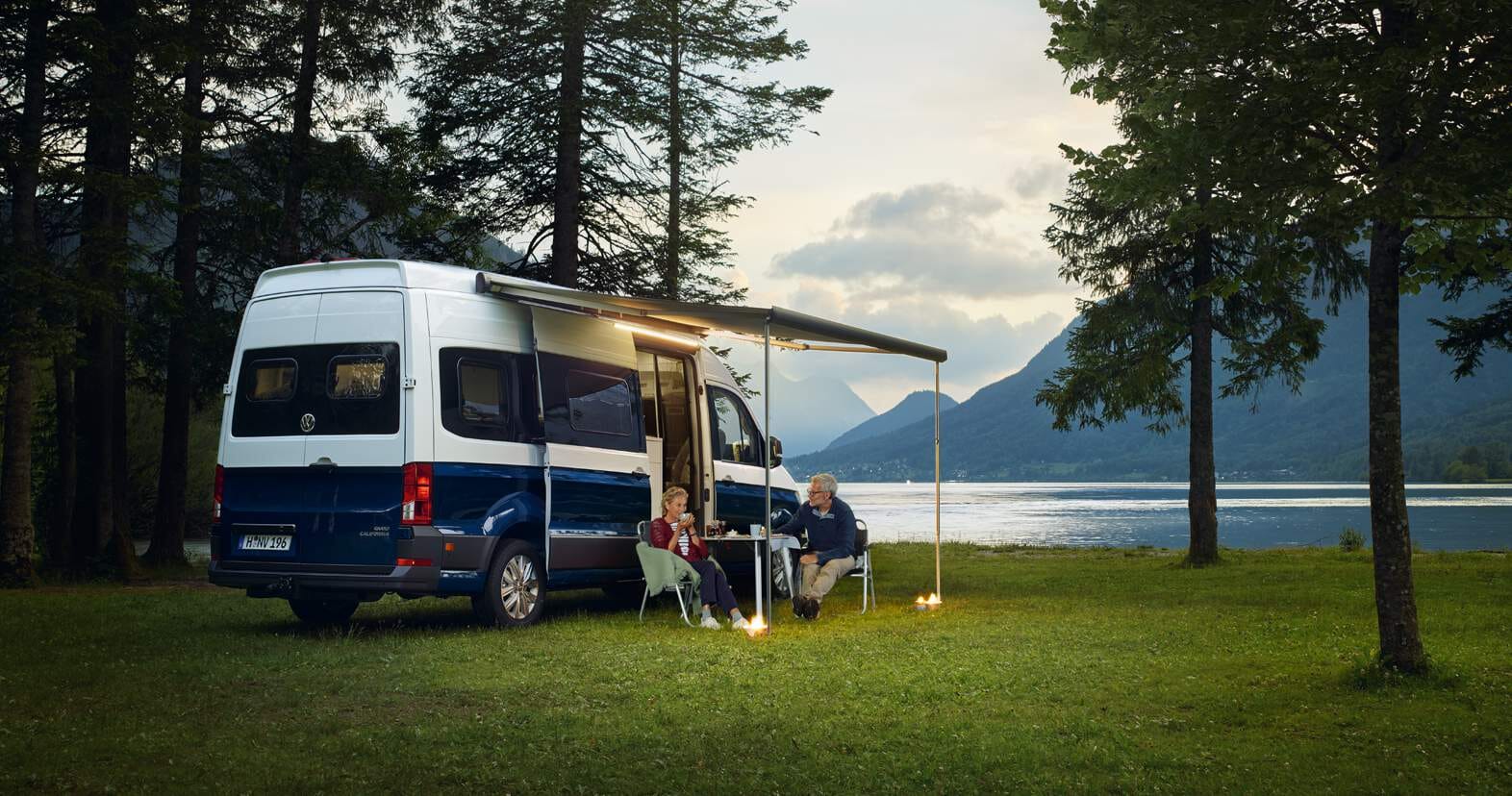 Volkswagen Grand California 680 Lackierung Candy-Weiß/Deep Ocean Blue im Wald