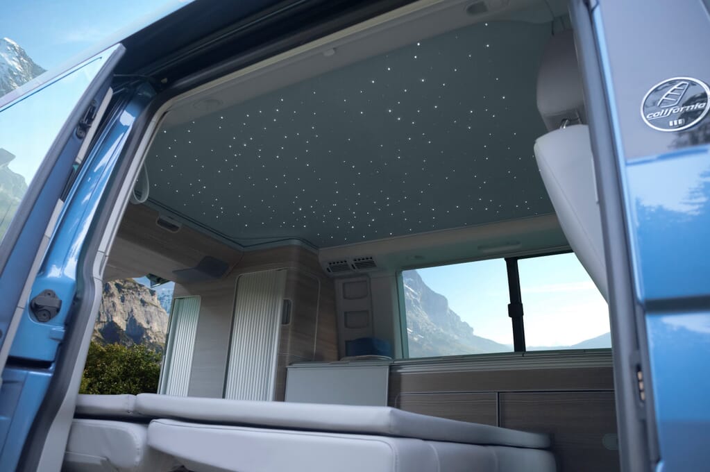 Volkswagen California LED Sternenhimmel Warmweiß Innenansicht durch Seitentür