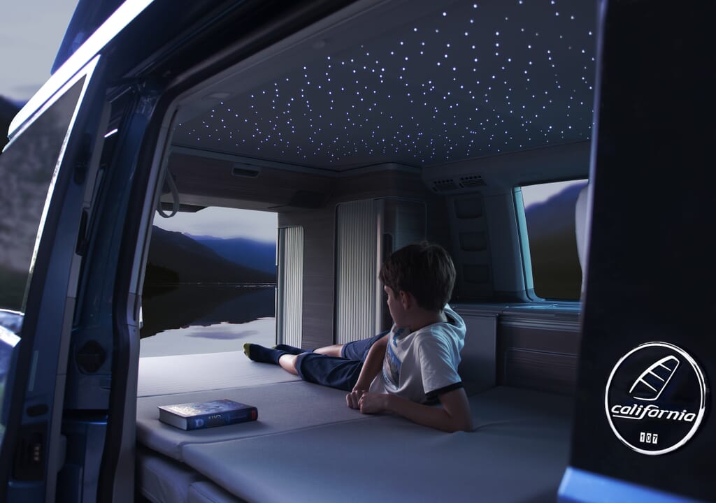Volkswagen California LED Sternenhimmel Kaltweiß Innenansicht durch Seitentür