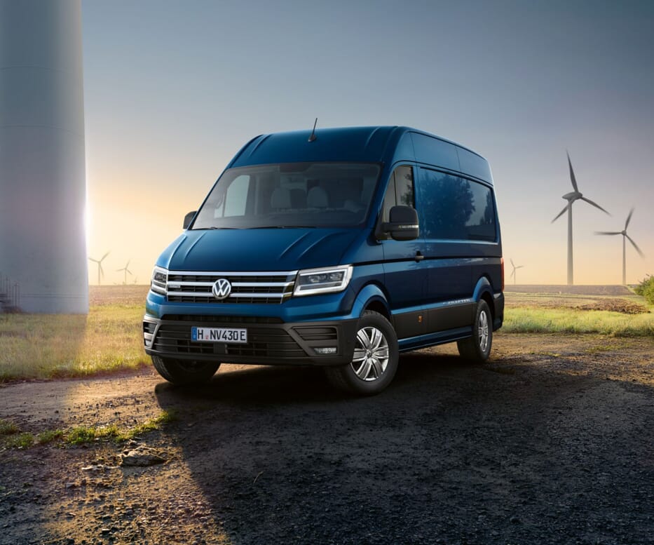 Der e-Crafter vor einem Windrad