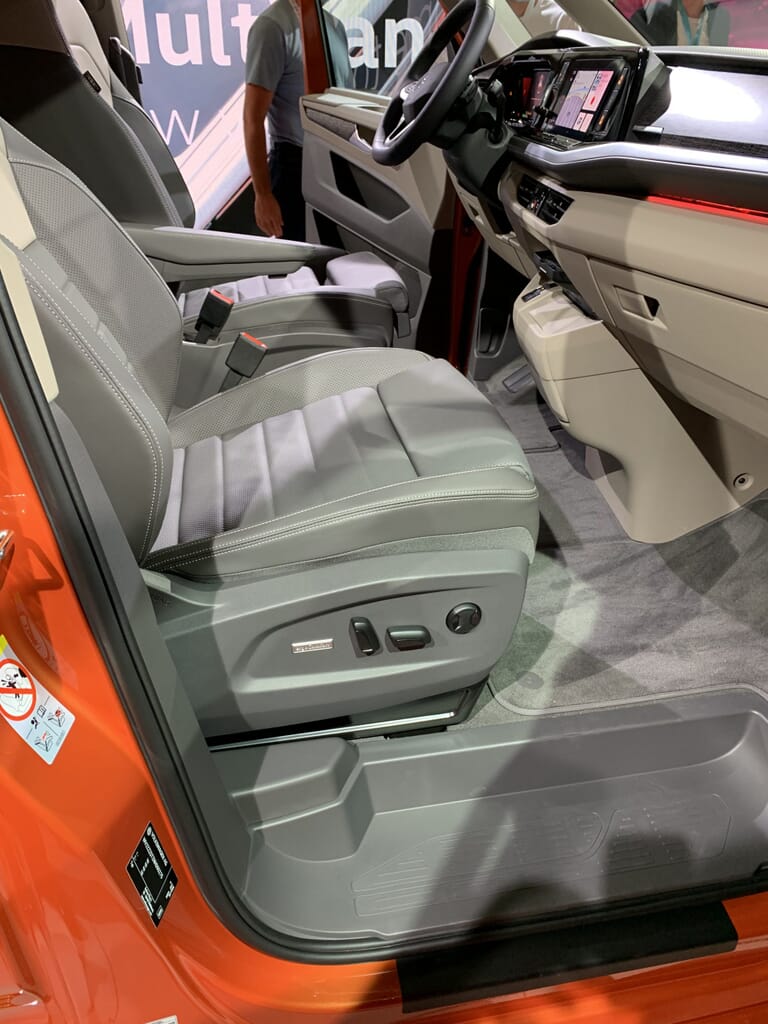 VW Multivan T7 auf der IAA München 2021 Beifahrersitz