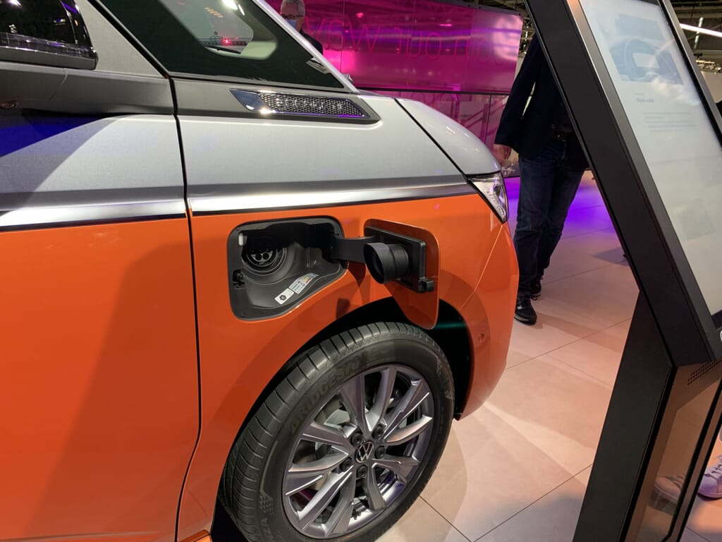 VW Multivan T7 auf der IAA München 2021 Ladesteckdose
