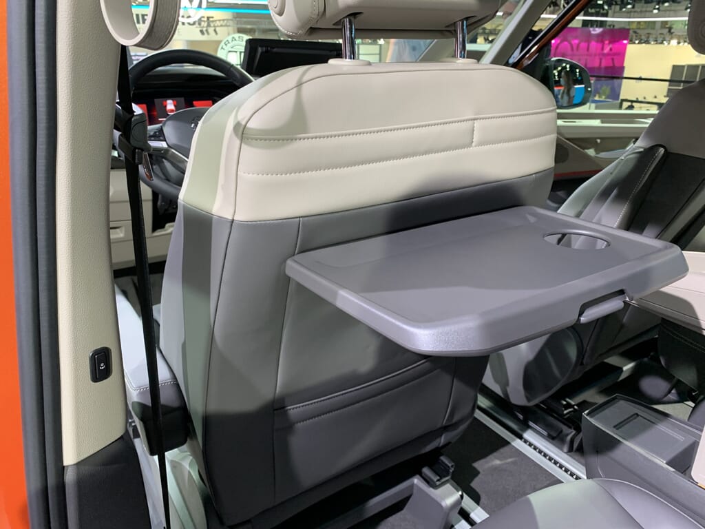 VW Multivan T7 auf der IAA München 2021 Passagierraum schräg