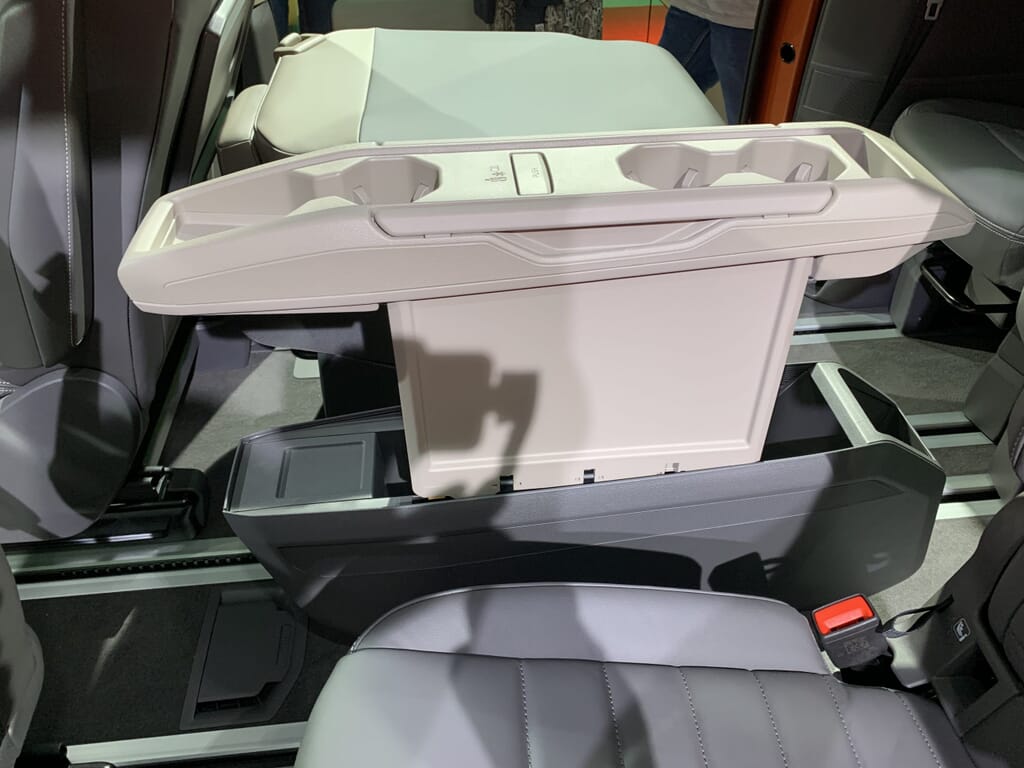 VW Multivan T7 auf der IAA München 2021 Passagierraum Getränkehalter
