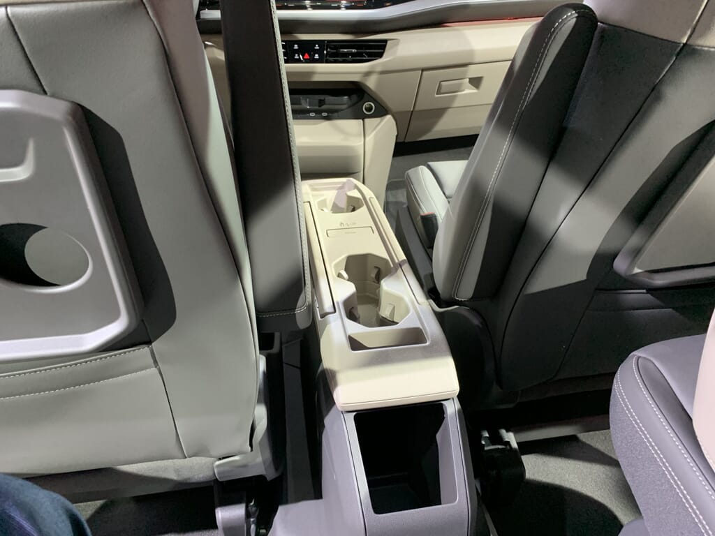 VW Multivan T7 auf der IAA München 2021 Fahrerraum