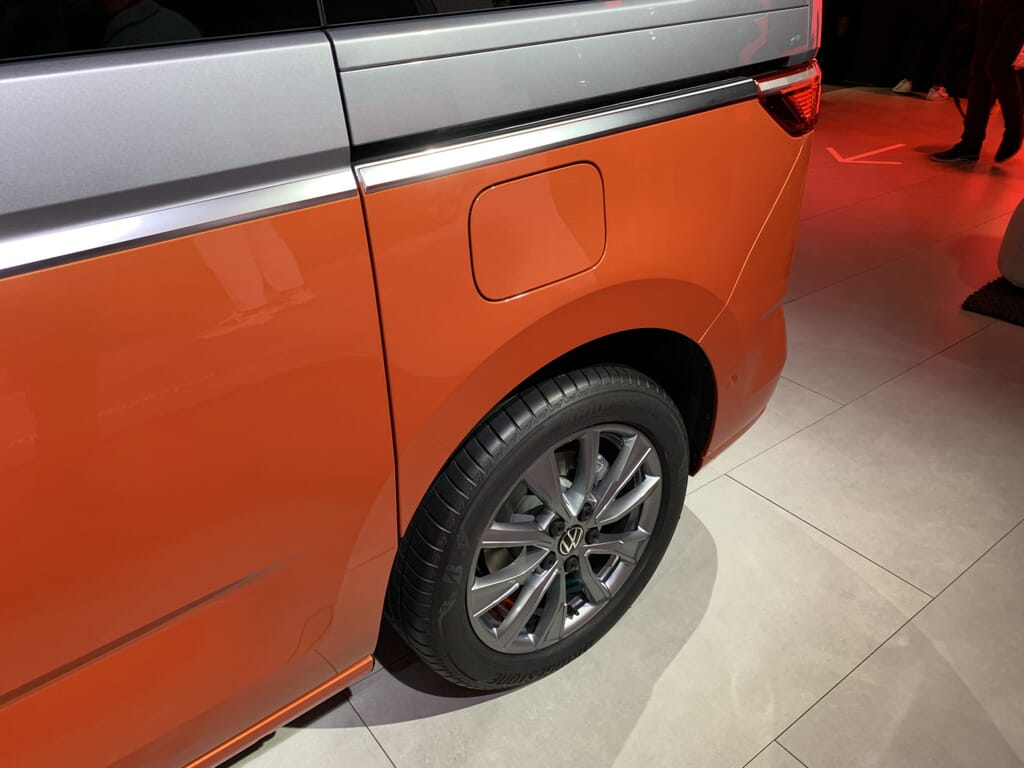 VW Multivan T7 auf der IAA München 2021 vorne Rechts