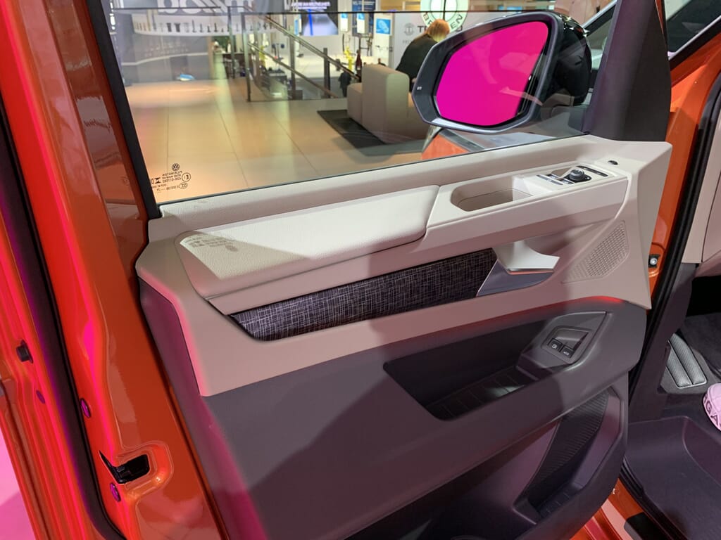 VW Multivan T7 auf der IAA München 2021 Fahrertür innen