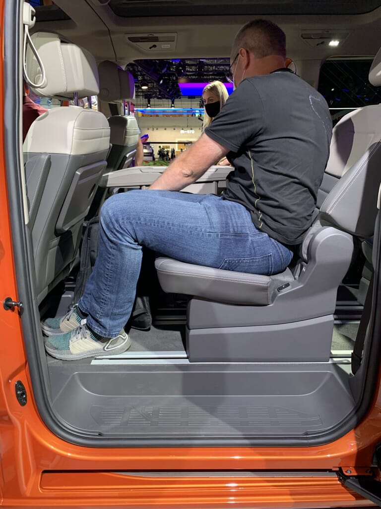 VW Multivan T7 auf der IAA München 2021 Fahrersitz