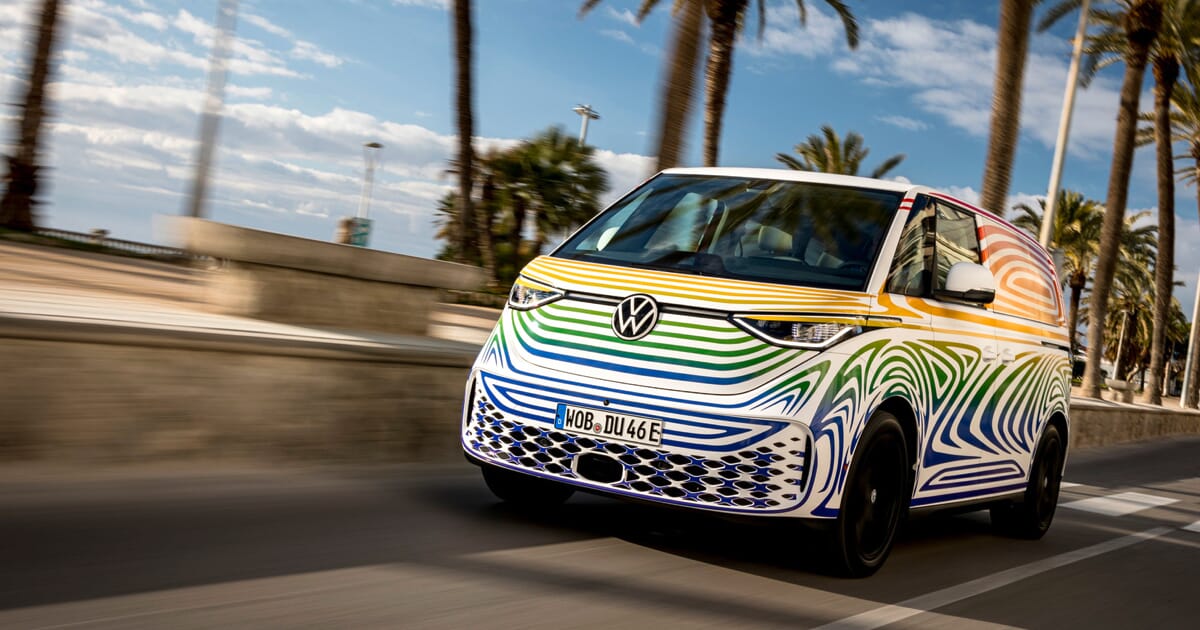 Volkswagen ID. Buzz Covered Drive photo mit Palmen als Hintergrund