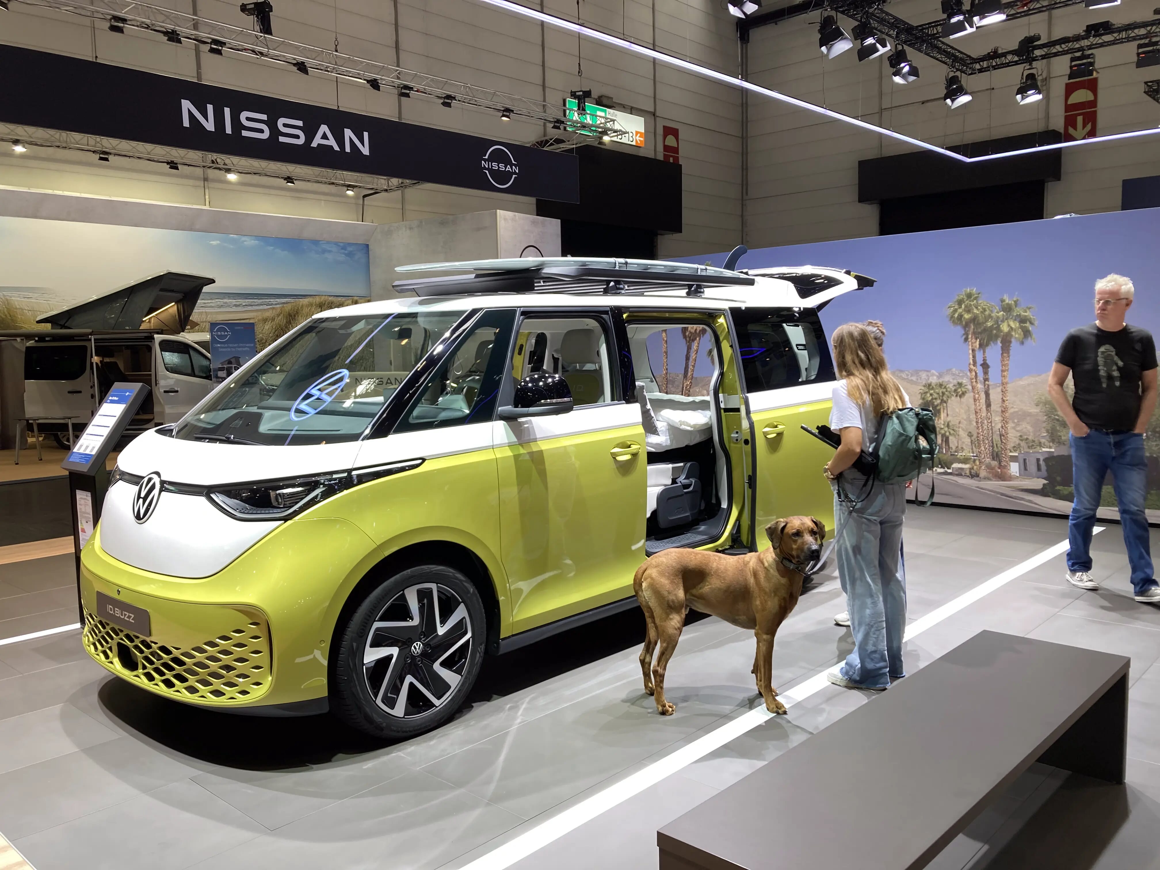 Volkswagen ID. Buzz von Vorne auf der CARAVAN SALON Düsseldorf 2023 mit camping Ausstattung