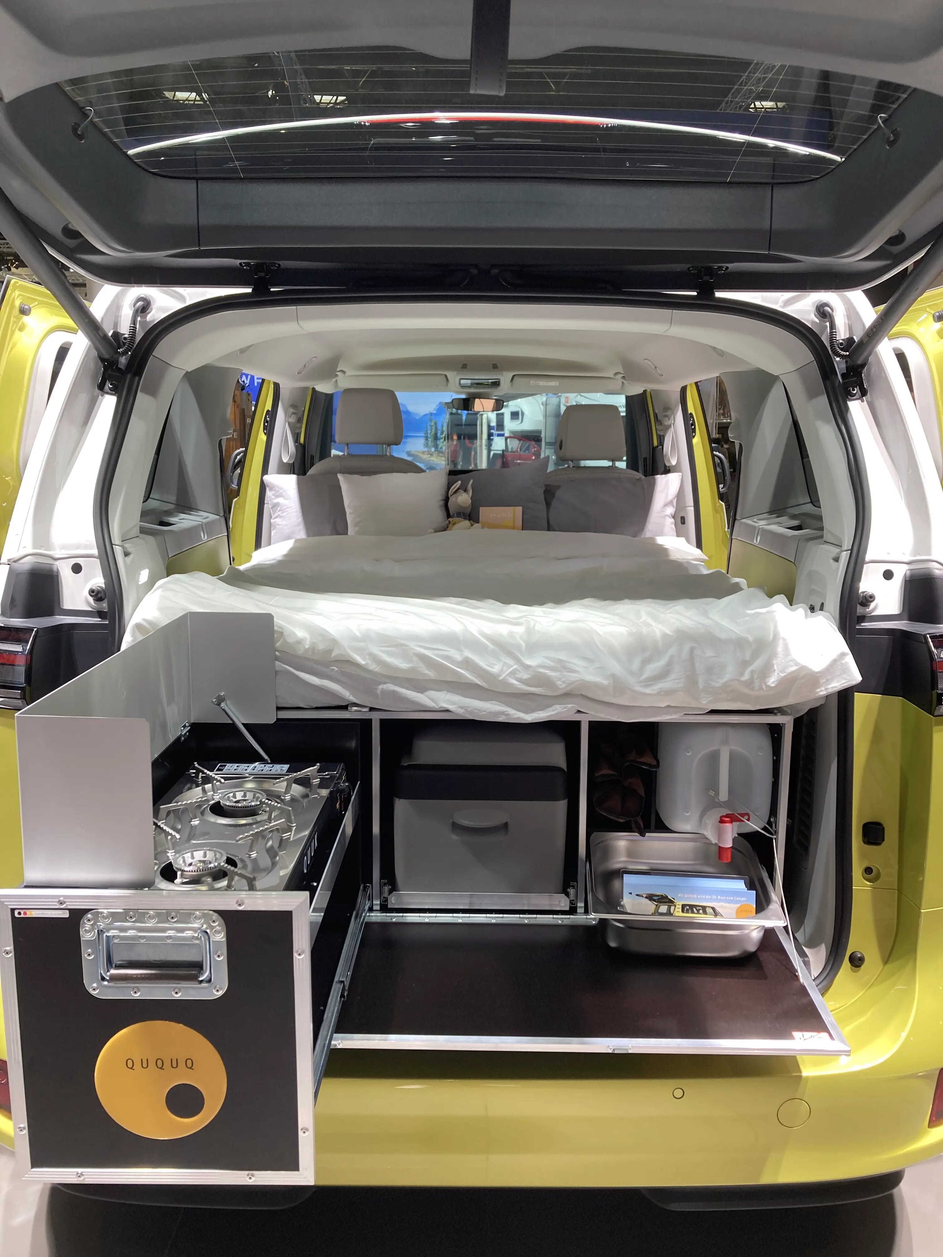 Volkswagen ID. Buzz auf der CARAVAN SALON Duesseldorf 2023 mit QUQUQ BUSBOX-4, Bett an der Küche montiert