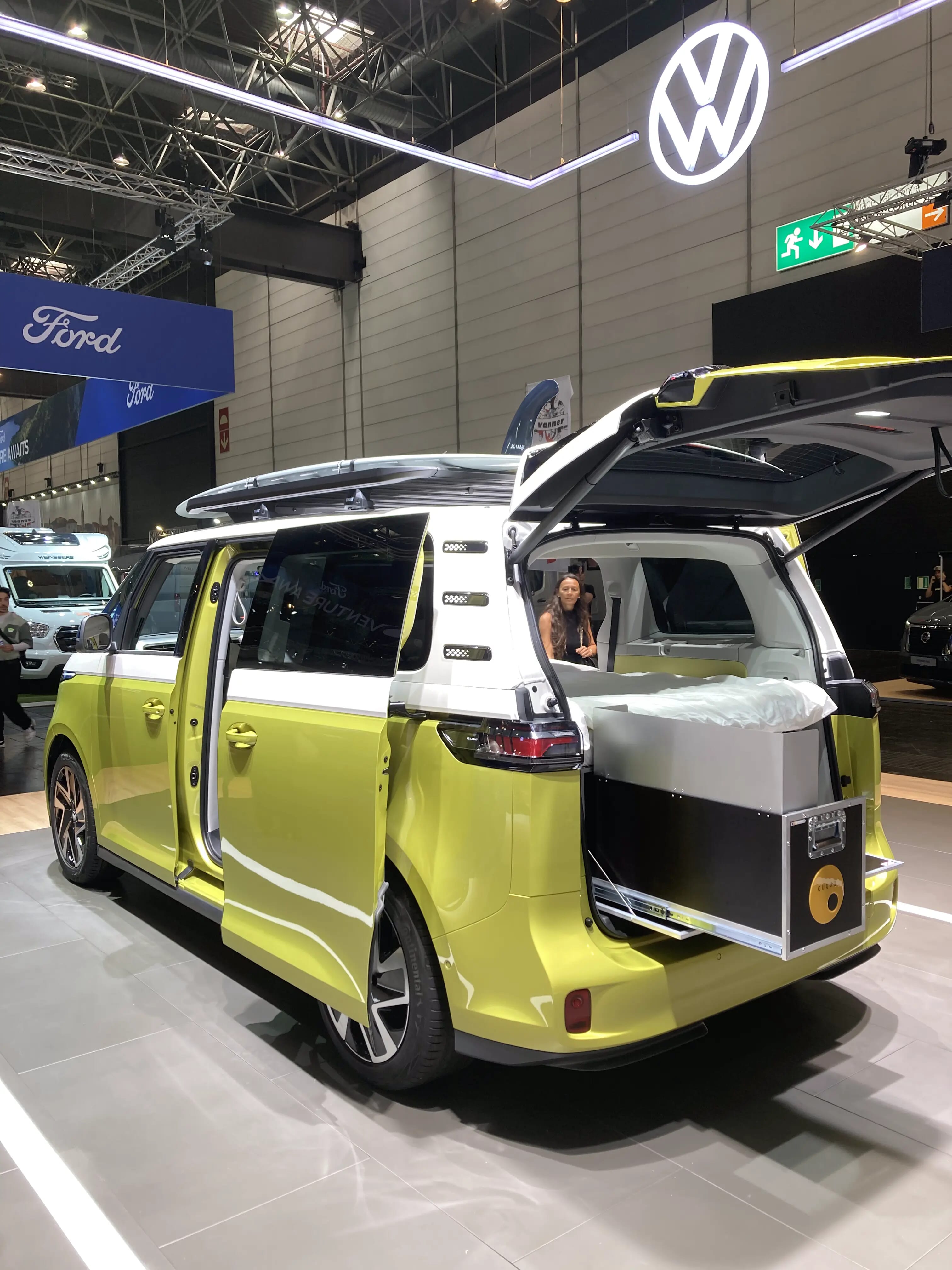 Volkswagen ID. Buzz auf der CARAVAN SALON Duesseldorf 2023 mit QUQUQ BUSBOX-4