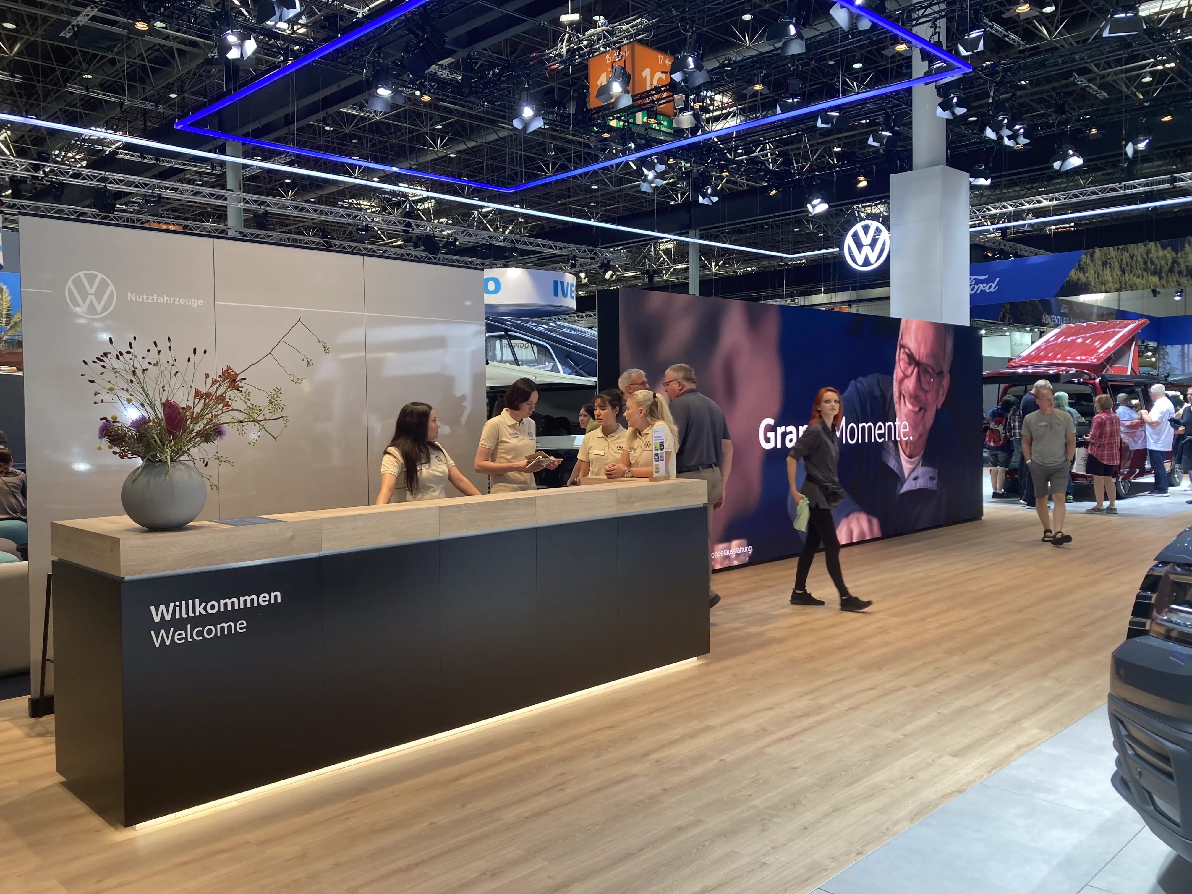 Der Volkswagen Empfangstheke bei CARAVAN SALON Düsseldorf 2023