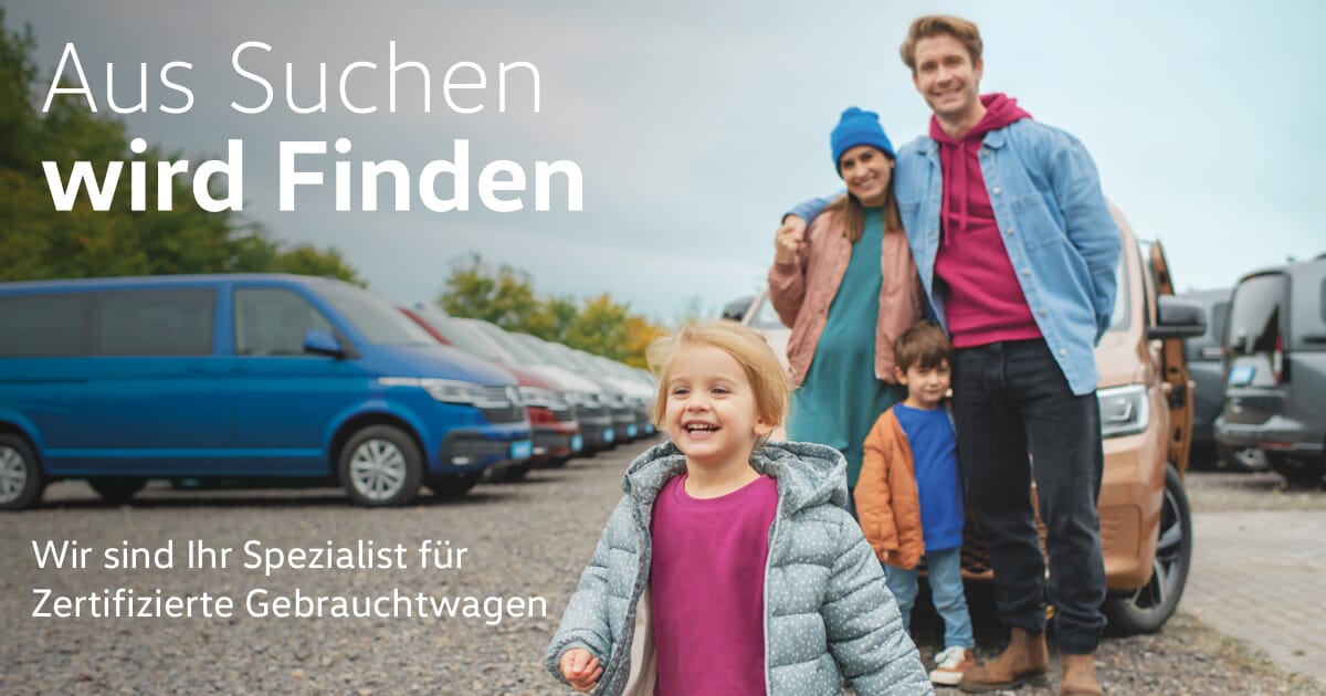 Glückliche Familie in der MAHAH Volkswagen Nutzfahrzeuge Gebrauchtwagenpark mit Schrift Overlay "Aus Suchen wird Finden. Wir sind Ihre Spezialist für Zertifizierte Gebrauchtwagen".