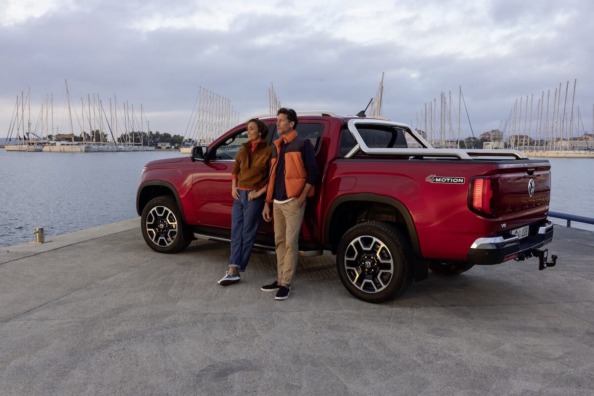 Volkswagen Amarok an einem Hafen.
