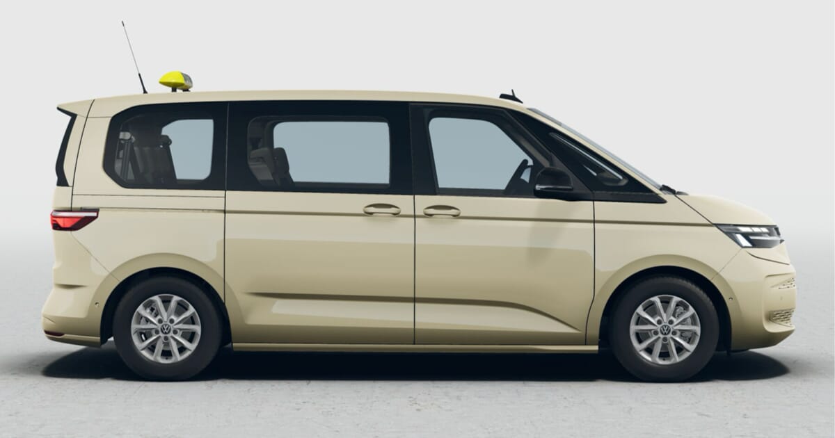 Volkswagen Taxi T7 Multivan 7-Sitzer Außenfarbe Hellelfenbein R1015. Aufnahme Rechts seitlich.