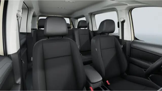 Innenansicht von einem Volkswagen Caddy als Taxi zeigt zwei Sitzreihen für Passagiere.