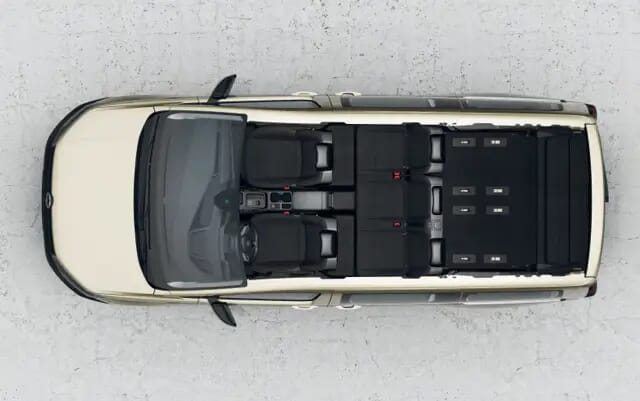 Außenansicht von einem Volkswagen Caddy als Taxi des geöffneten Daches (Vogelperspektive) zeigt eine Sitzreihe und daher das große Kofferraum.