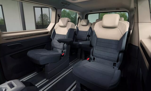 Volkswagen Multivan T7 Taxi-Innenansicht des Fahrgastraums.