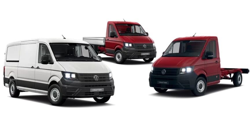 crafter-ico Darstellung mehrerer Versionen des Volkswagen Crafter in der Frontansicht, einschließlich eines weißen Kastenwagens, eines roten Fahrgestells und eines roten Pritschenwagens. Ideal für verschiedene gewerbliche Anforderungen.