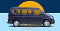Volkswagen California Beach Tour mit Aussenlackierung Starlight Blue Metallic und ein Sonnenuntergang in Hintergrund.