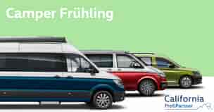 Seitliche Aufnahme von einem VW Grand California, VW T6.1 California und Caddy California mit hell grünem Hintergrund. Weißer Titel „Camper Frühling“. 
