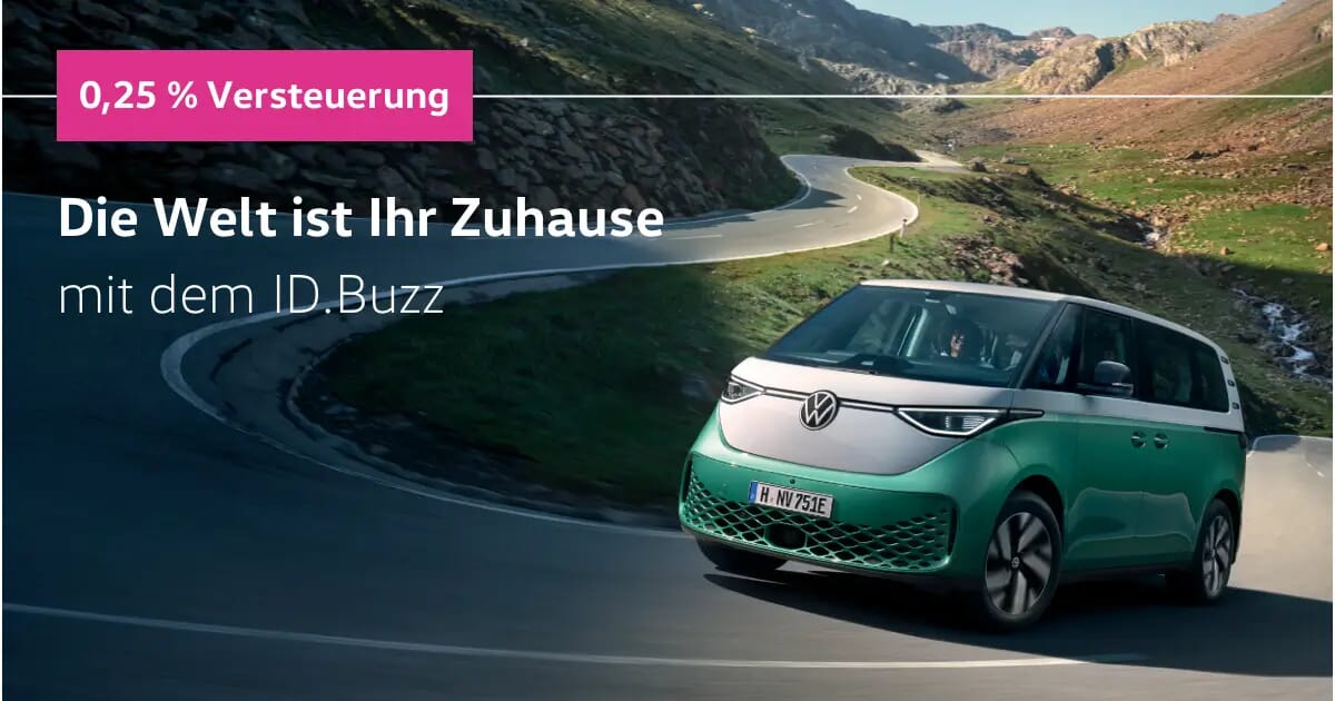 Volkswagen ID. Buzz, der auf einer kurvenreichen Bergstraße mit dem Werbetext „0,25 % Besteuerung“ und dem Slogan „Die Welt ist ihr Zuhause“ fährt.