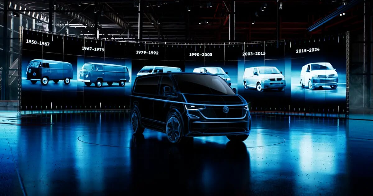 Der neue Volkswagen Transporter (2024) vor einer Bildreihe von vergangenen Transportern von 1950 bis 2023.