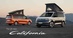 Zwei neue Volkswagen California mit Aufstelldach, geparkt auf einer Bergstraße bei Sonnenuntergang, mit dem Text ‘The all-new California’.
