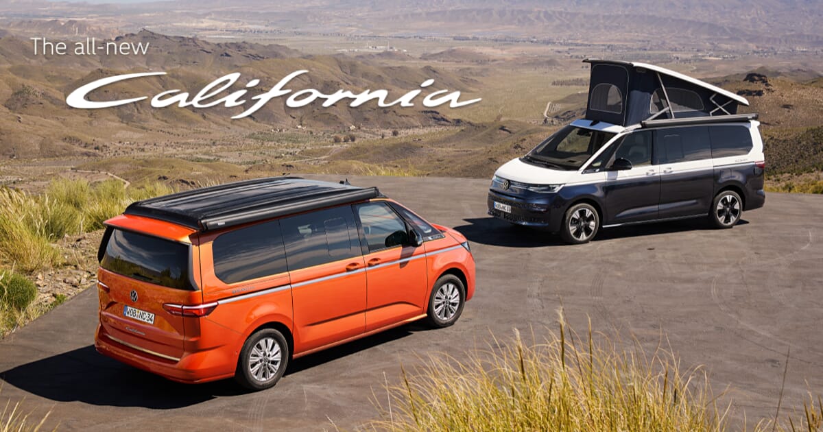 Zwei neue Volkswagen California mit Aufstelldach, geparkt auf einer Bergstraße, einer orange und einer weiß-blau, mit dem Text ‘Der neue California’.