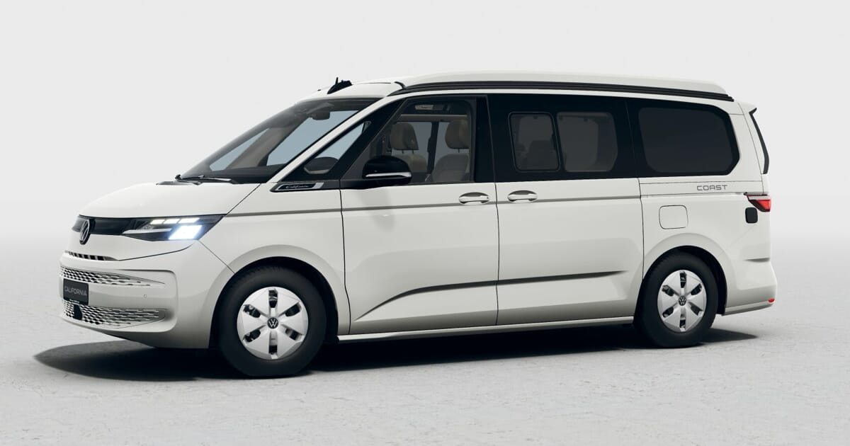Neuer weißer Volkswagen California Coast T7 2024 mit geschlossenem Aufstelldach.