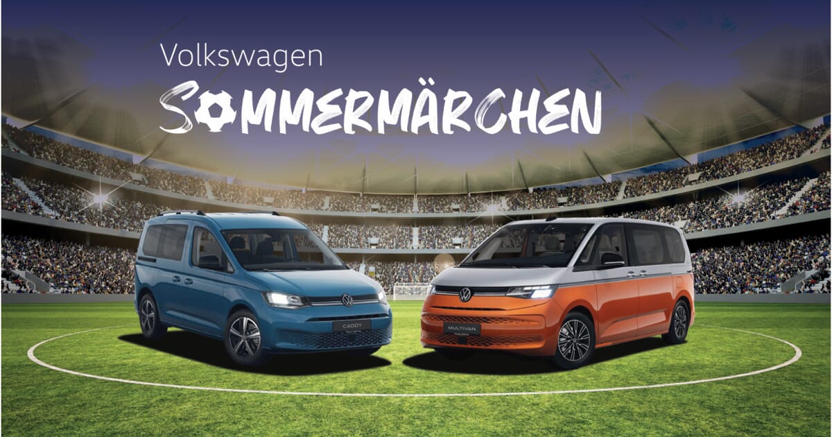 Volkswagen Caddy (links) und Volkswagen T7 Multivan (rechts) in einem Stadion mit dem Text ‘Volkswagen Sommermärchen’ darüber.