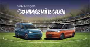 Volkswagen Caddy (links) und Volkswagen T7 Multivan (rechts) in einem Stadion mit dem Text ‘Volkswagen Sommermärchen’ darüber.